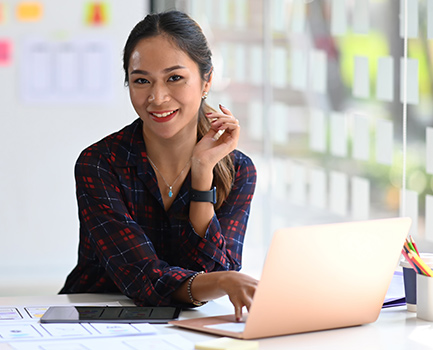 beautiful-creative-woman-or-developer-working-on-u-S3NKBVK